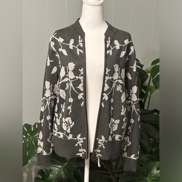 🛍️Leo & Ugo Gray with white floral zipper closure cardigan Size 3 (pit 20 inch) - Picture 2 of 9
